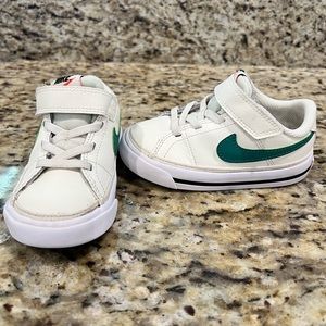 Legacy Court green and white Nike 7C